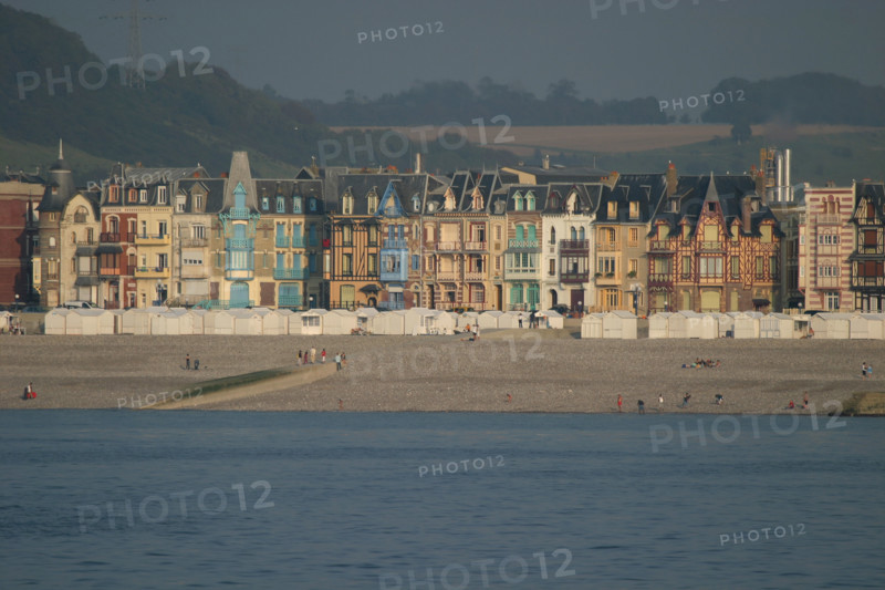 France, somme, entre picardie et Normandie, mers les bains, face au treport, pays de la bresle maritime, vue sur le front de mer et la plages, cote d'albatre,