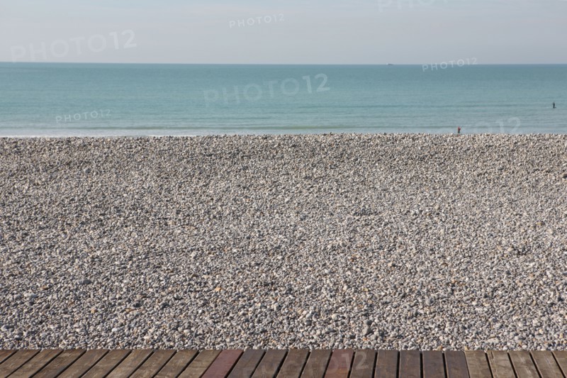 France, somme, entre picardie et Normandie, mers les bains, face au treport, pays de la bresle maritime, cote d'albatre, plage, galets, cabines de bains, station balneaire,