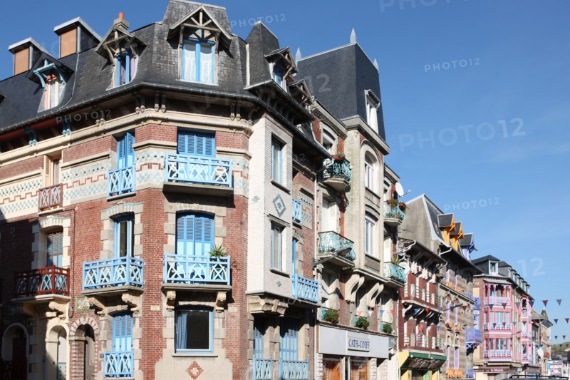 France, somme, entre picardie et Normandie, mers les bains, face au treport, pays de la bresle maritime, cote d'albatre, centre ville maisons, balcons et bow windows typiques, station balneaire, villegiatures,