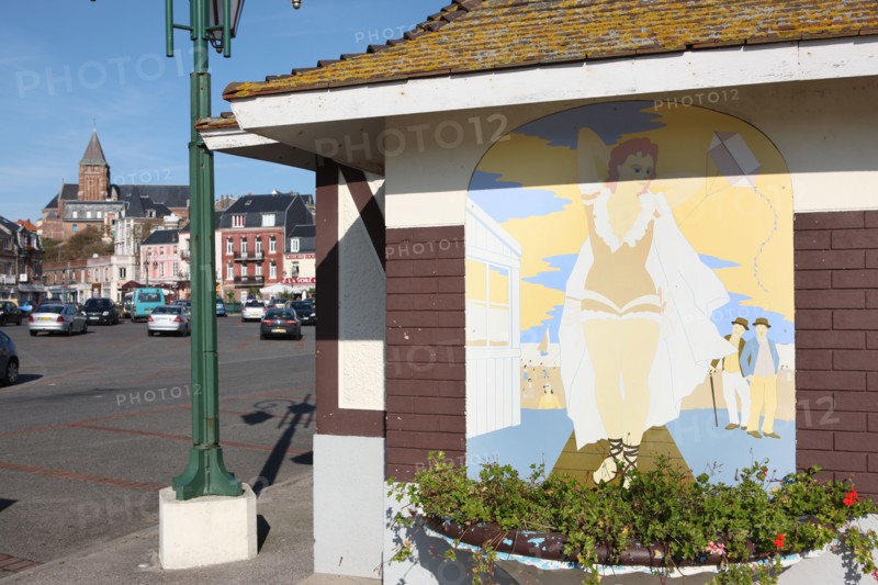 France, somme, entre picardie et Normandie, mers les bains, face au treport, pays de la bresle maritime, cote d'albatre, centre ville maisons, fresque,