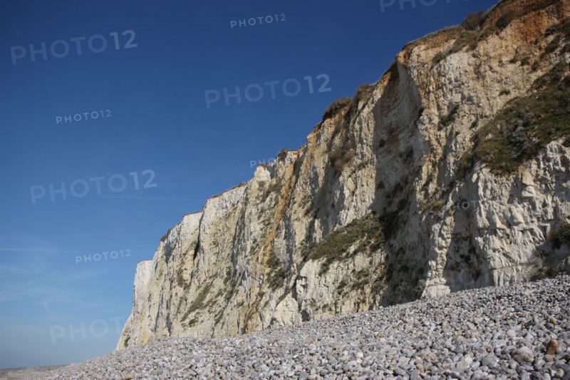 France, somme, entre picardie et Normandie, mers les bains, face au treport, pays de la bresle maritime, vue sur la cote et les falaises, cote d'albatre, plage de galets,