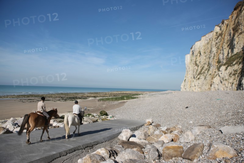 France, somme, entre picardie et Normandie, mers les bains, face au treport, plage, cote d'albatre, station balneaire, equitation, cavaliers, falaise,