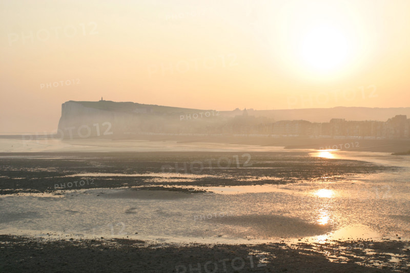 France, somme, entre picardie et Normandie, mers les bains, face au treport, pays de la bresle maritime, vue sur la cote et les falaises, cote d'albatre, coucher de soleil,