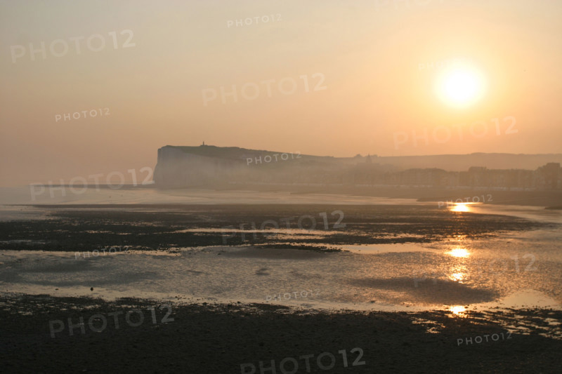 France, somme, entre picardie et Normandie, mers les bains, face au treport, pays de la bresle maritime, vue sur la cote et les falaises, cote d'albatre, coucher de soleil,