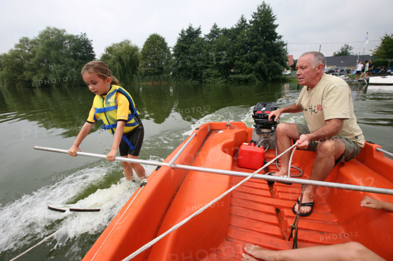 France, picardie, somme, bouvaincourt sur bresle, frontiere avec la Normandie, club de ski nautique sur l'etang de bouvaincourt, sport de glisse, baby ski, enfant 5 ans, personnage ok,