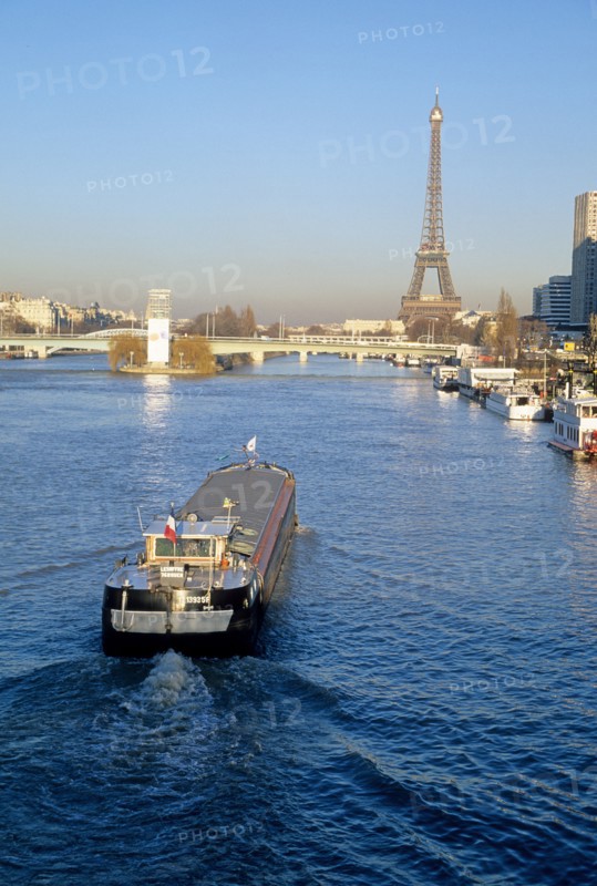 France, paris 16e, la seine, peniche au niveau du pont de grenelle, statue de la liberte en travaux,