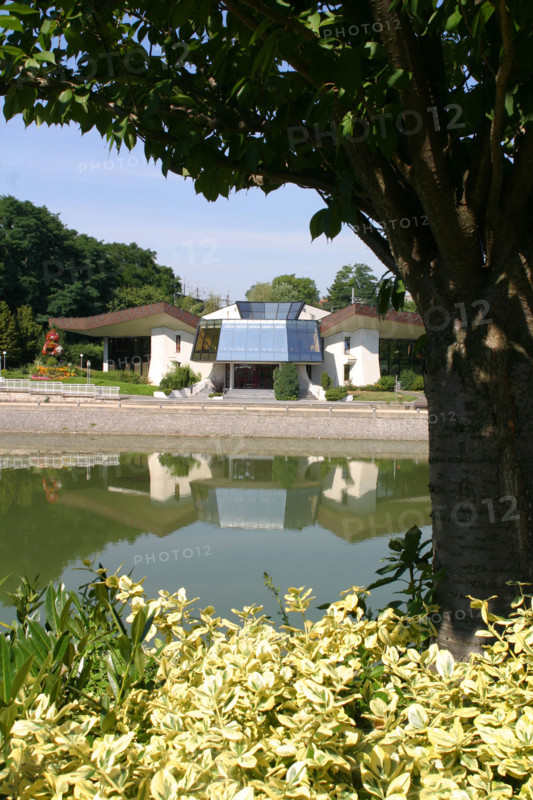 France, ile de france, essonne, massy, plan d'eau, salle des fetes, arbres, architecture,
