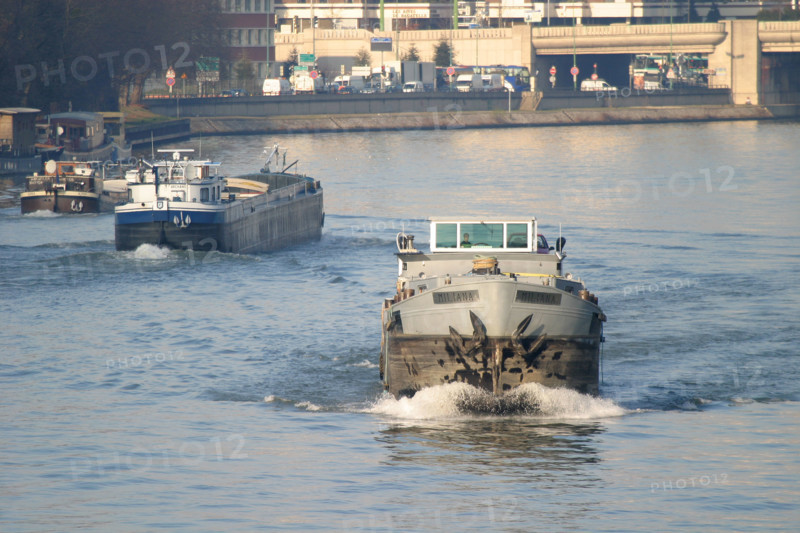 France, ile de france, hauts de seine, boulogne billancourt, la seine, transport fluvial, peniche, berges, la defense,