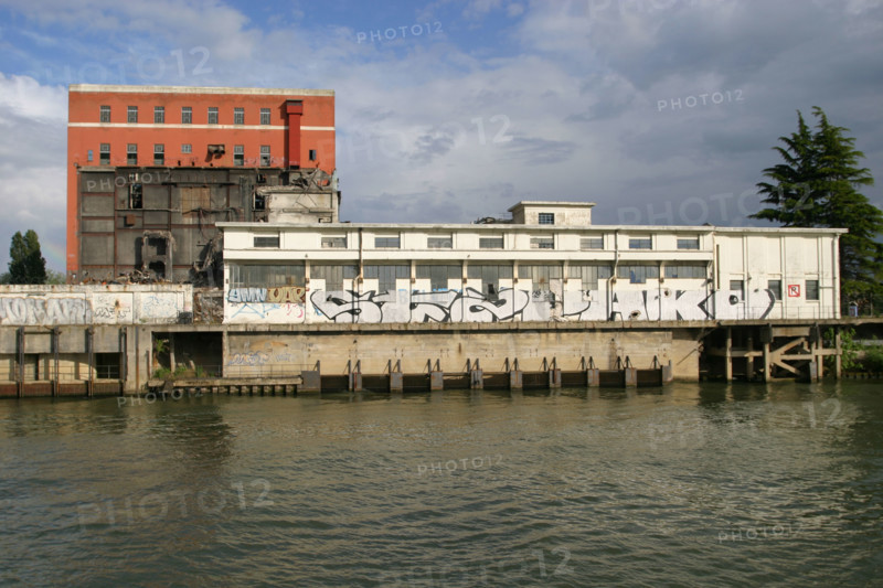 France, ile de france, hauts de seine, gennevilliers, la seine, transport fluvial, port autonome de paris, marchandise, entrepots, tags, graffiti,