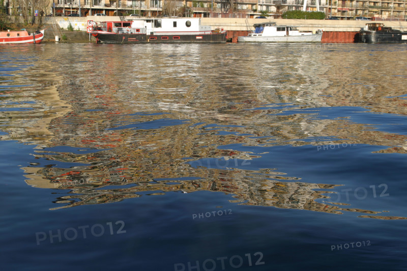 France, ile de france, boulogne billancourt, l'ile seguin, la seine, ancien site des usines renault, reflets dans l'eau, peniches, transport fluvial,