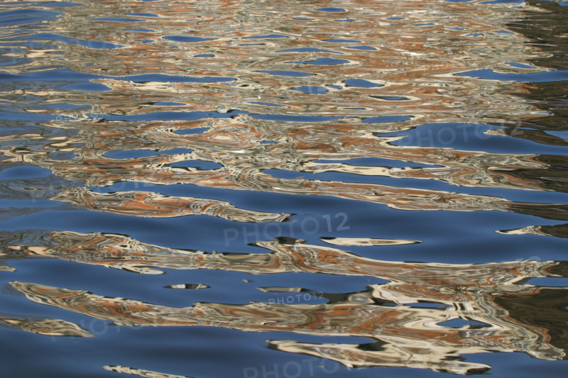 France, ile de france, boulogne billancourt, l'ile seguin, la seine, ancien site des usines renault, reflets dans l'eau, peniches, transport fluvial,