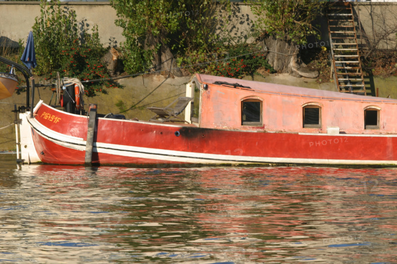 France, ile de france, boulogne billancourt, l'ile seguin, la seine, ancien site des usines renault, reflets dans l'eau, peniches, transport fluvial,