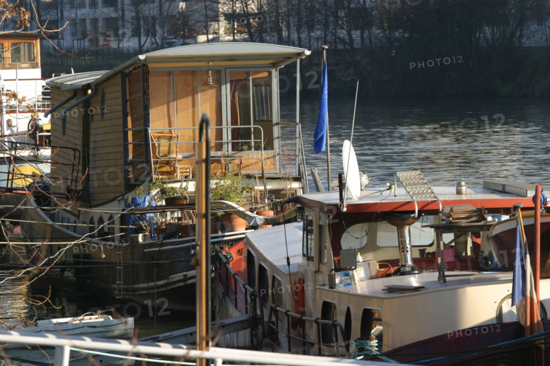 France, ile de france, boulogne billancourt, l'ile seguin, la seine, ancien site des usines renault, reflets dans l'eau, peniches, transport fluvial, habitation,