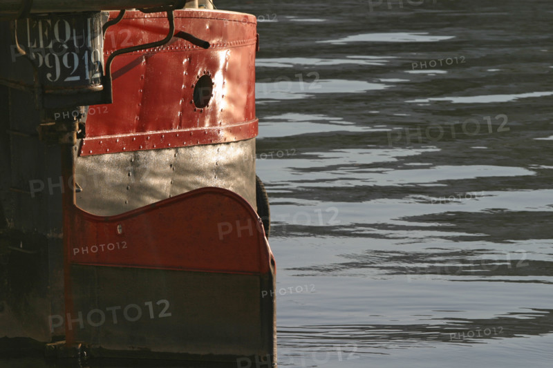 France, ile de france, boulogne billancourt, l'ile seguin, la seine, ancien site des usines renault, reflets dans l'eau, peniches, transport fluvial,