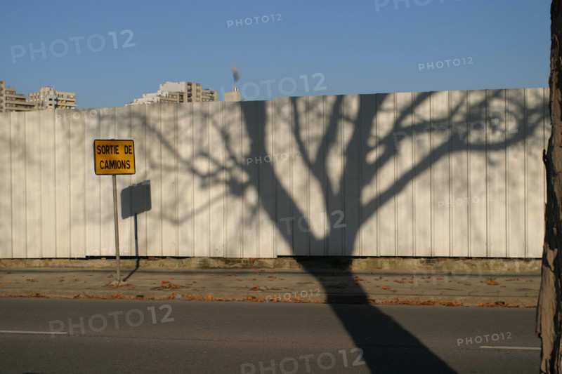 France, ile de france, boulogne billancourt, l'ile seguin, la seine, ancien site des usines renault, friche industrielle, palissade, panneau, signalisation, immeubles, sortie de camions, ombre d'un arbre,