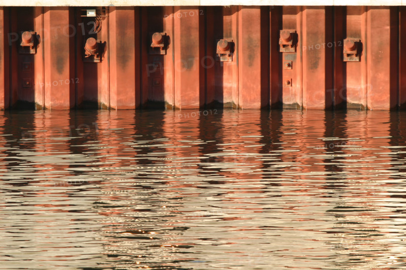 France, ile de france, boulogne billancourt, l'ile seguin, la seine, ancien site des usines renault, reflets dans l'eau, pont, berge artificielle,