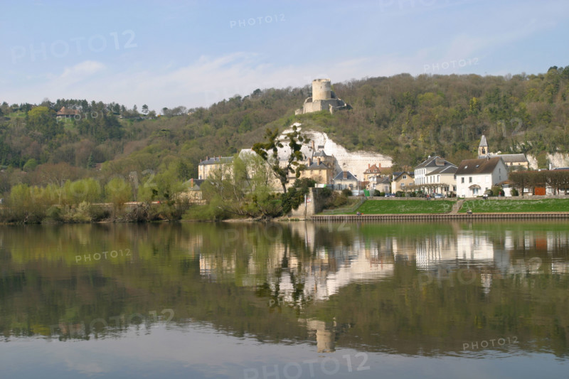 France, ile de france, val d'oise, la roche guyon, la seine, chateau, monument historique, architecture defensive, donjon, berges du fleuve, reflet dans l'eau,