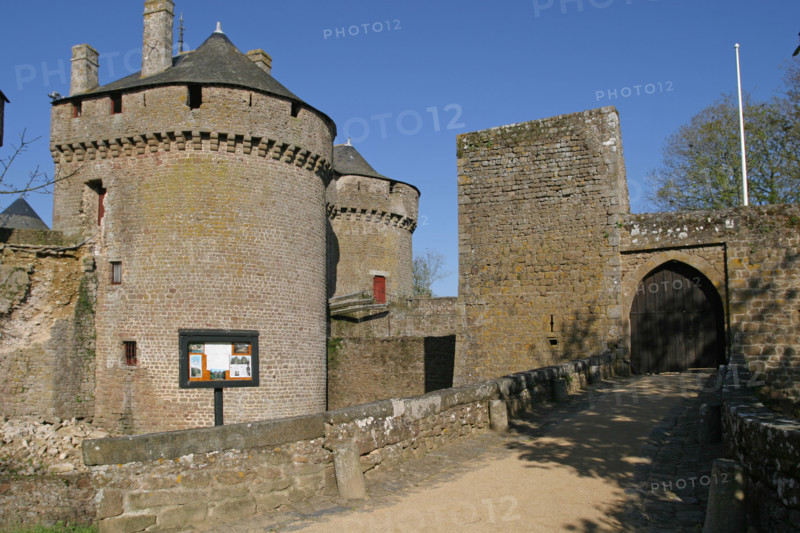 France, pays de loire, mayenne, lassay les chateaux, chateau fort, tours, pierre, medieval, etang,