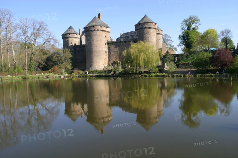 France, pays de loire, mayenne, lassay les chateaux, chateau fort, tours, pierre, medieval, etang, plan d'eau, peche a la ligne,