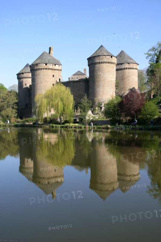 France, pays de loire, mayenne, lassay les chateaux, chateau fort, tours, pierre, medieval, etang, plan d'eau, peche a la ligne,