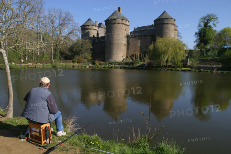 France, pays de loire, mayenne, lassay les chateaux, chateau fort, tours, pierre, medieval, etang, plan d'eau, peche a la ligne,
