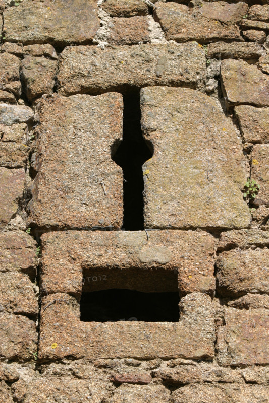 France, pays de loire, mayenne, lassay les chateaux, chateau fort, tours, pierre, medieval, detail meutriere,