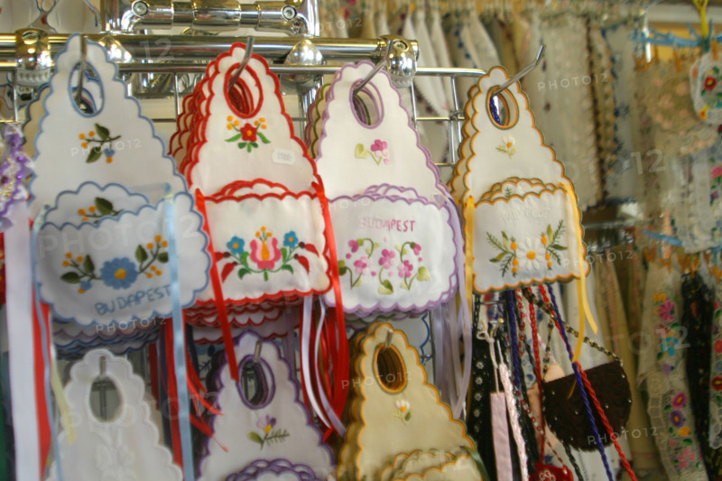 europe, Hongrie, budapest, marche couvert, halle centrale
vasarcsarnok, artisanat local, broderie traditionnelle, napperons, kitsch,