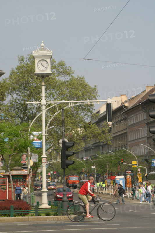 europe, Hongrie, budapest, centre ville, erzebet korut, terez korut, place oktogon, carrefour, cycliste,