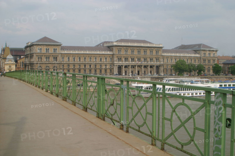 europe, Hongrie, budapest, sur le danube, pont de la liberte, szabadsag hid, structure metallique, immeubles sur les quais,