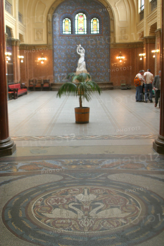 europe, Hongrie, budapest, bains gellert, thermes, station thermale, piscine, thermalisme, colonnes, architecture, eau, baignade, hall d'entree, mosaique, carrelage, cygnes,
