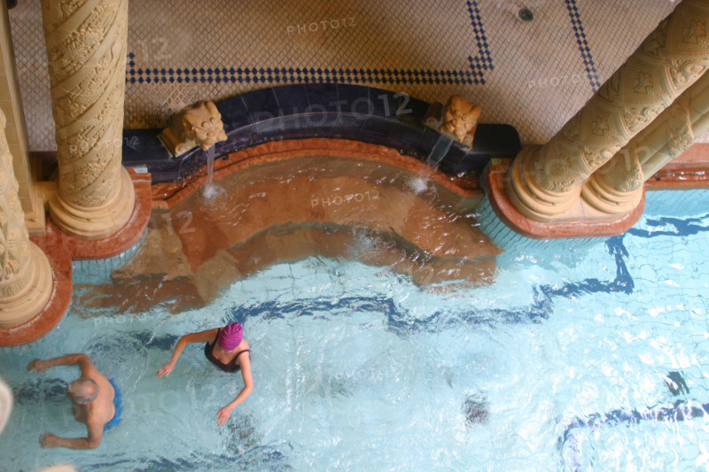 europe, Hongrie, budapest, bains gellert, thermes, station thermale, piscine, thermalisme, colonnes, architecture, eau, baignade, femmes,