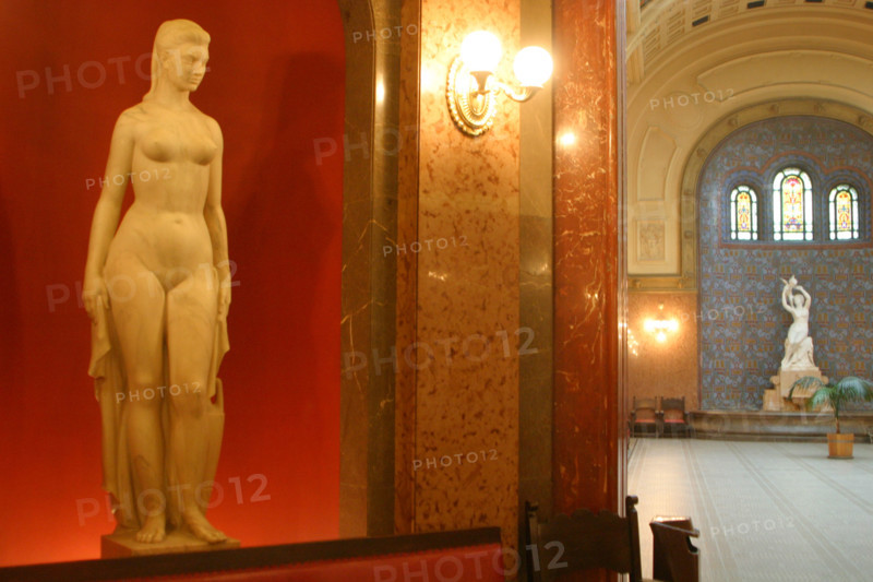 europe, Hongrie, budapest, bains gellert, thermes, station thermale, piscine, thermalisme, colonnes, architecture, eau, baignade, hall d'entree, mosaique, carrelage, statue, sculpture,
