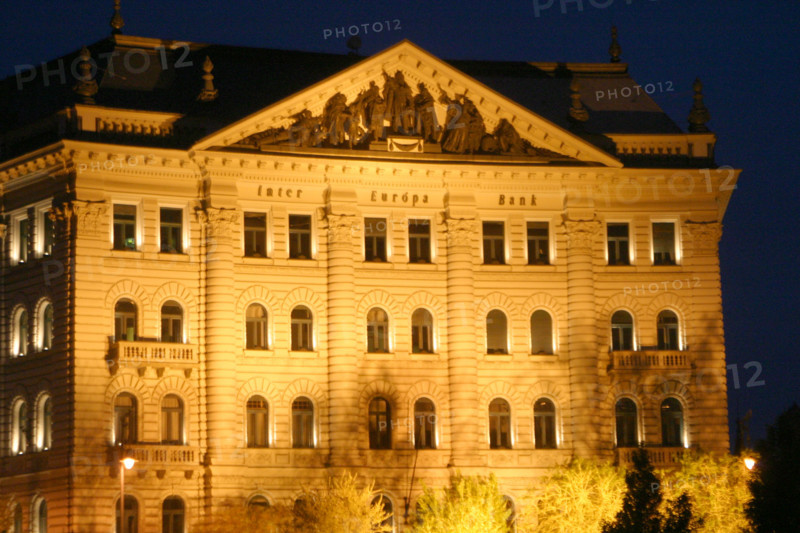 europe, Hongrie, budapest, quartier des banques et du parlement, szabadsag ter, eclairage, nuit, fronton,