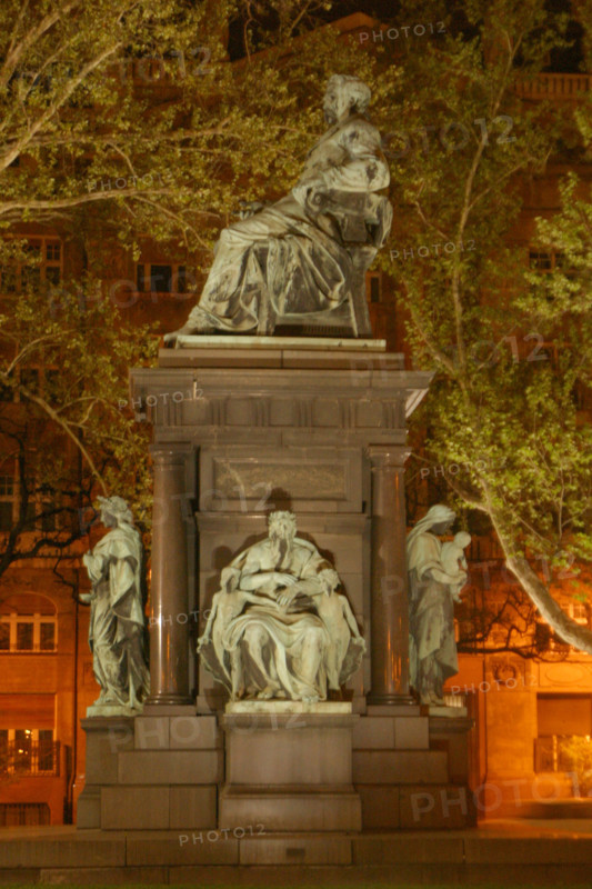 europe, Hongrie, budapest, place roosevelt, statue, sculpture, nuit, eclairage,