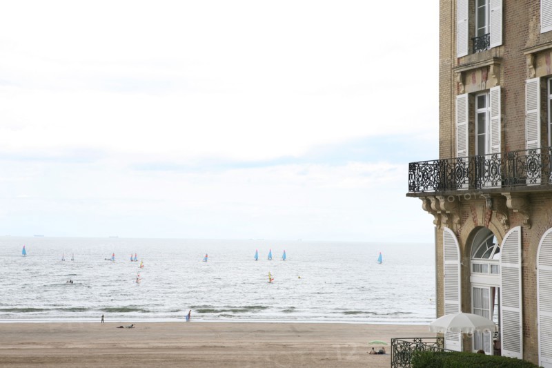 France, Basse Normandie, calvados, cote fleurie, trouville sur mer, plage, mer, residence des roches noires, immeuble, art deco, marguerite duras, fenetres,