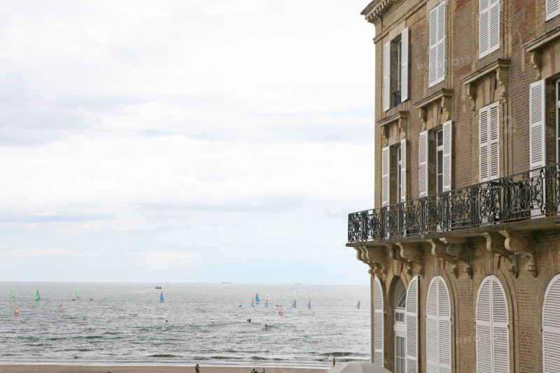 France, Basse Normandie, calvados, cote fleurie, trouville sur mer, plage, mer, residence des roches noires, immeuble, art deco, marguerite duras, fenetres,