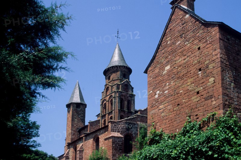France, correze, colonges la rouge, village, plus beaux villages de france, pierre rouge, maison, clocher, eglise,