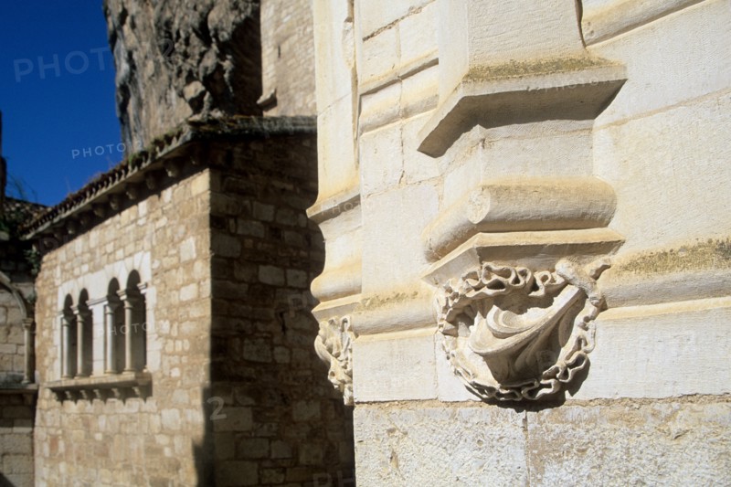 France, midi pyrenees, lot, rocamadour, vallee de la dordogne, village perche, habitat traditionnel, pierre, detail decor sculpte, eglise,