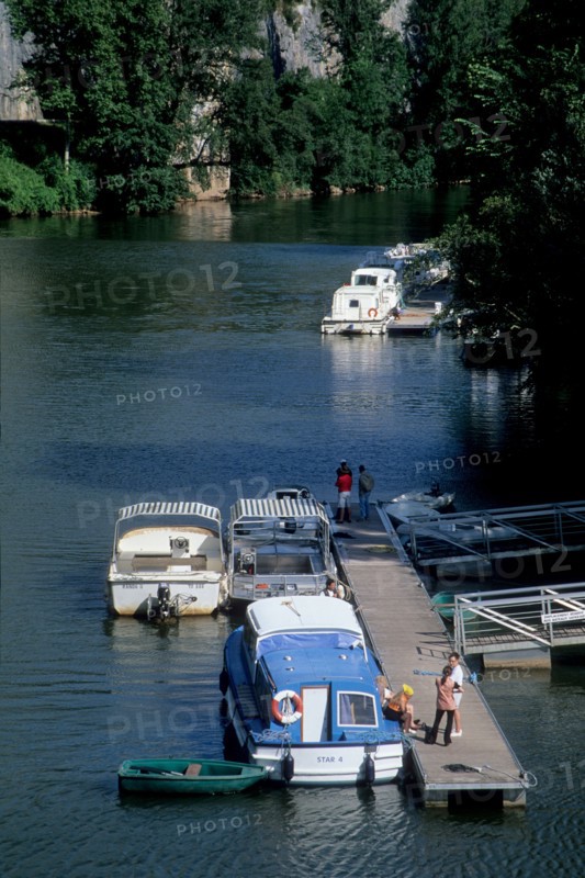 France, midi pyrenees, lot, bouzies, haute vallee du lot, village, habitat troglodyte, falaise, riviere, port, ponton, bateau, penichette,