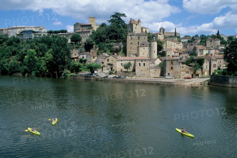 France, midi pyrenees, lot, puy l'eveque, vallee du lot, village, habitat traditionnel, riviere, canoe kayak, base nautique,