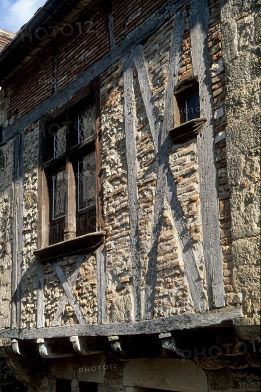 France, midi pyrenees, lot, saint cirq lapopie, vallee du lot et du cere, panorama, paysage, village perche, habitat traditionnel, maison, pans de bois, colombages, ruelle,