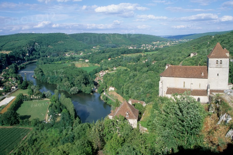 France, midi pyrenees, lot, saint cirq lapopie, vallee du lot et du cere, panorama, paysage, village perche, eglise, riviere,
