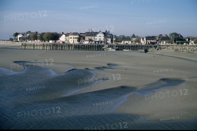 France, picardie, somme, baie de somme, le crotoy, plage, cabines de bains, station balneaire, maree basse, port, pontons, eau,