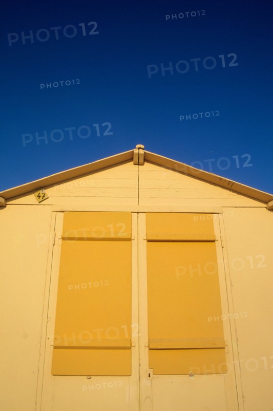 France, picardie, somme, baie de somme, le crotoy, plage, cabine de bain jaune, ciel bleu, station balneaire,