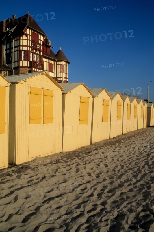 France, picardie, somme, baie de somme, le crotoy, plage, cabines de bains, station balneaire, sable, chateau, manoir, colombages, tourelles,