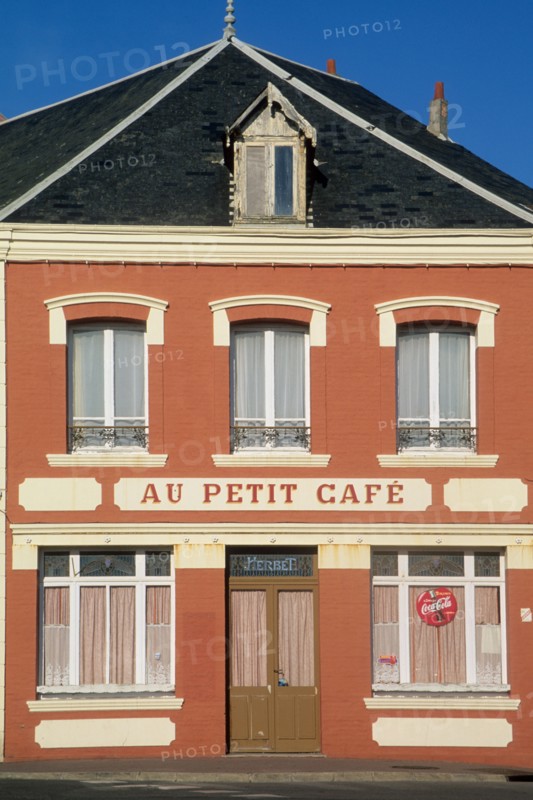 France, picardie, somme, baie de somme, cayeux sur mer, le petit cafe, bar, facade, station balneaire,