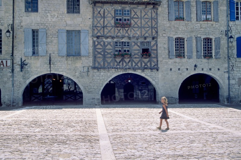 France, midi pyrenees, tarn et garonne, lauzerte en quercy, place, enfant, paves, maisons a pans de bois, colombages, arcades, village medieval,