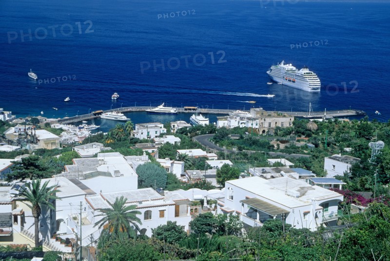 Italie, sud, golfe de naples, capri, marina grande, paquebot de croisiere, passagers, debarque, canots, vesuve, volcan, mer, plage, station balneaire, maisons a flanc de coteau,