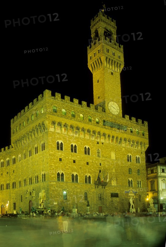 Italie, toscane, florence, firenze, renaissance italienne, palazzo vecchio, palais vieux, hotel de ville, david, michel ange, sculpture, place de la seigneurie, nuit, foule,