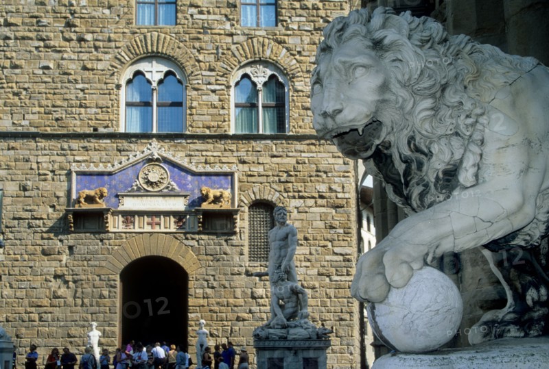 Italie, toscane, florence, firenze, renaissance italienne, palazzo vecchio, palais vieux, hotel de ville, sculpture lion, place de la seigneurie,